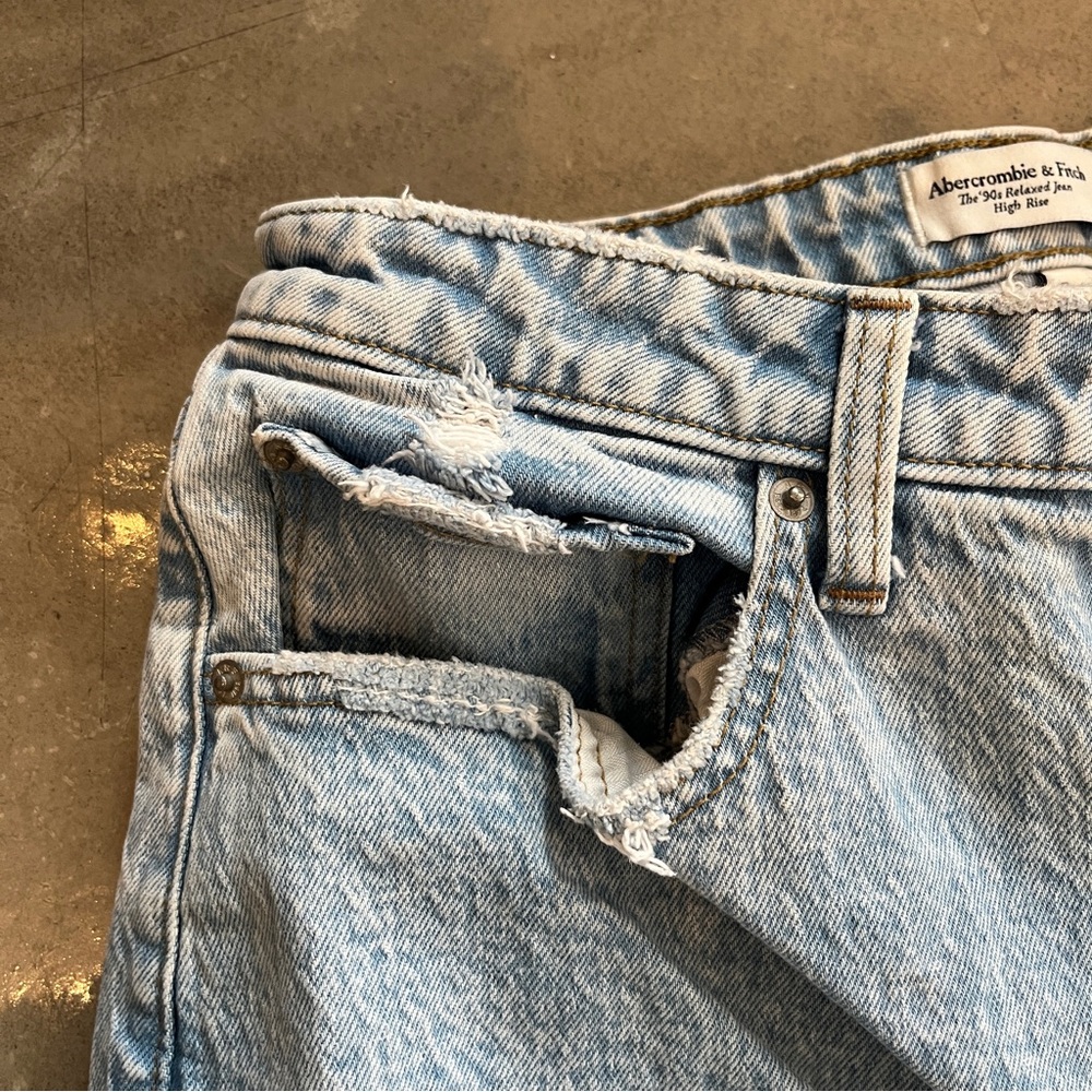 Abercrombie The 90s Relaxed Jean High Rise Curve Love Light Wash - Picture 4 of 6